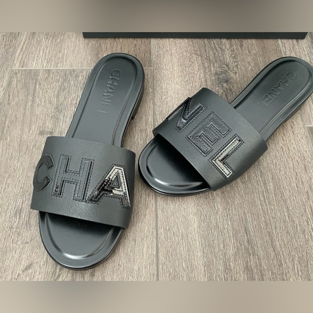 2023 CHANEL CHA NEL LOGO BLACK LEATHER FLAT SHOES SLIDES MULES - Picture 9 of 14